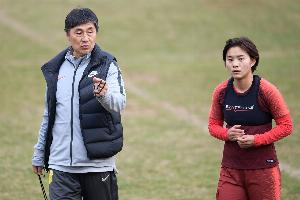 王霜与网友互动时谈贾秀全“茶叶梗”：不需要买，是他送我们喝
